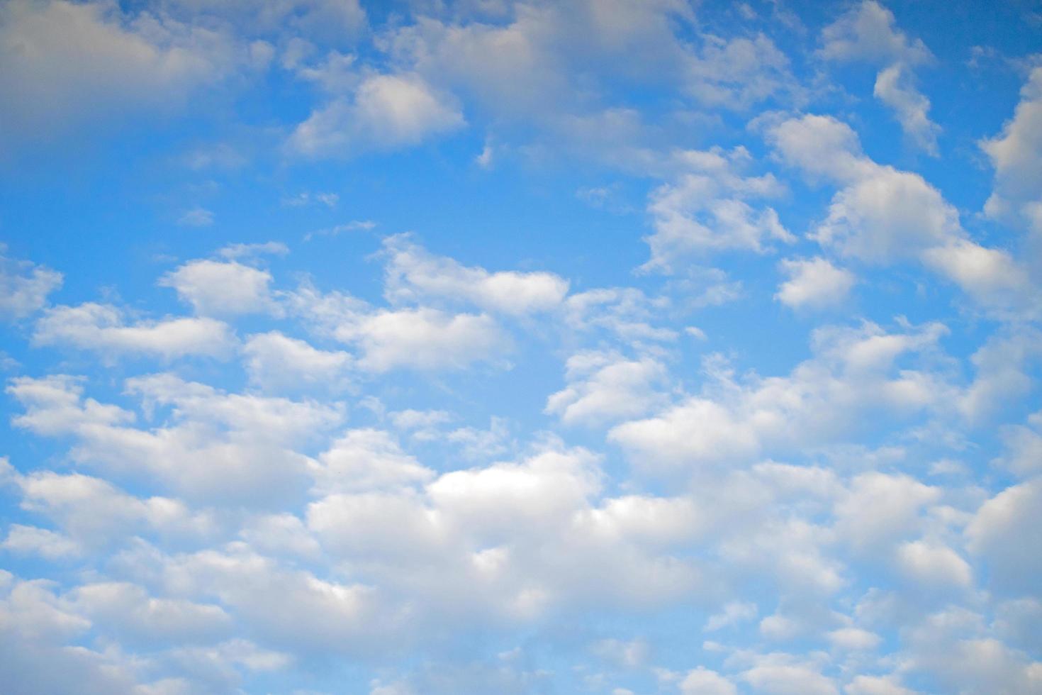 cielo azul con nubes foto