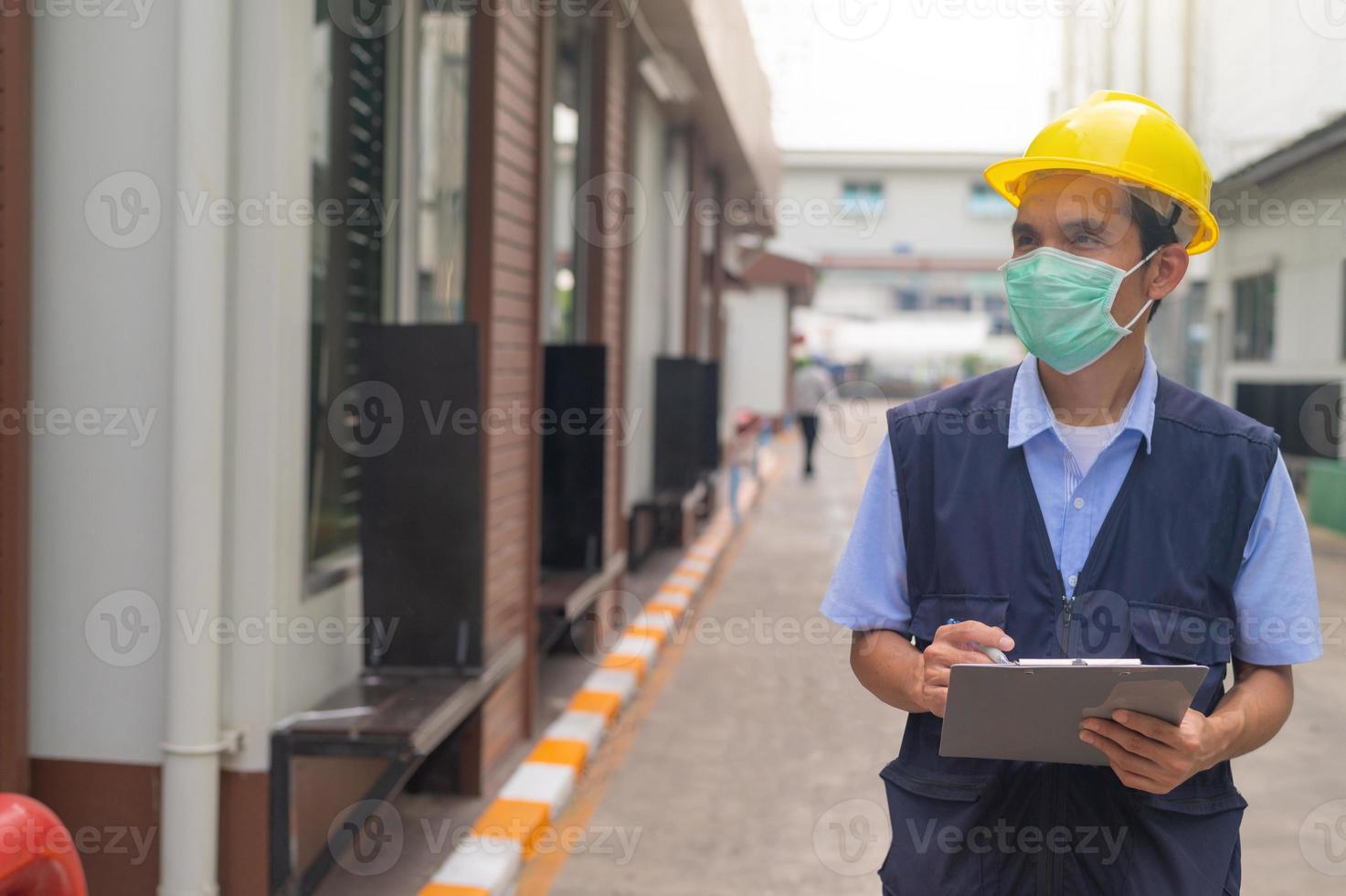 los ingenieros escriben informes de inspección de fábricas industriales. foto