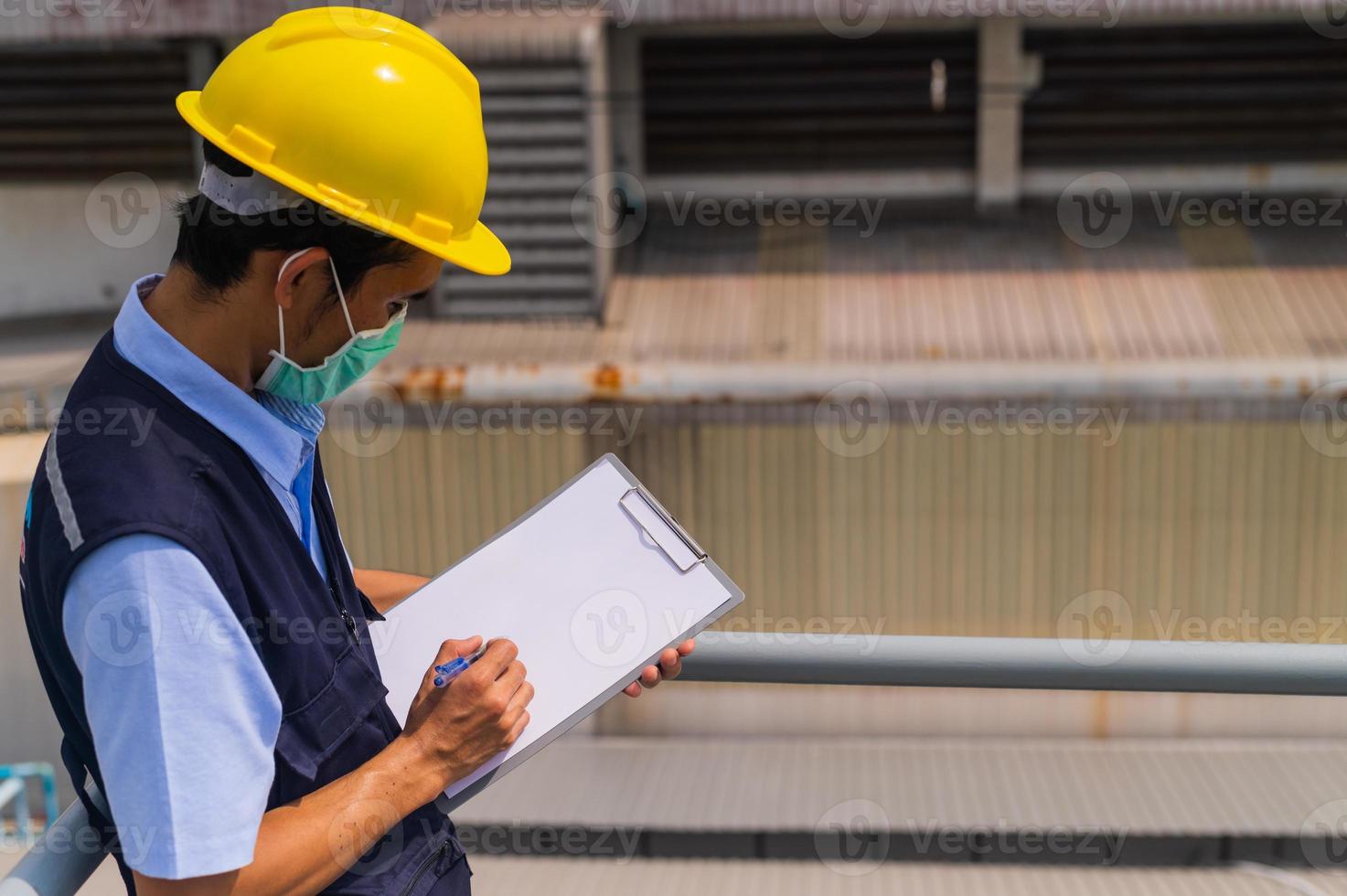 los ingenieros escriben informes de inspección de fábricas industriales. foto