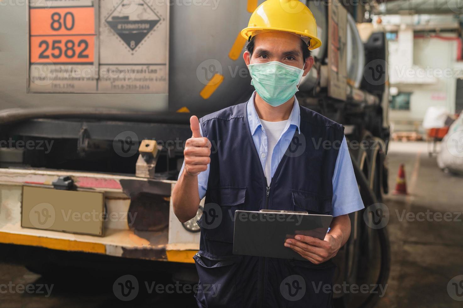 los oficiales de seguridad inspeccionan camiones químicos peligrosos en plantas industriales. foto