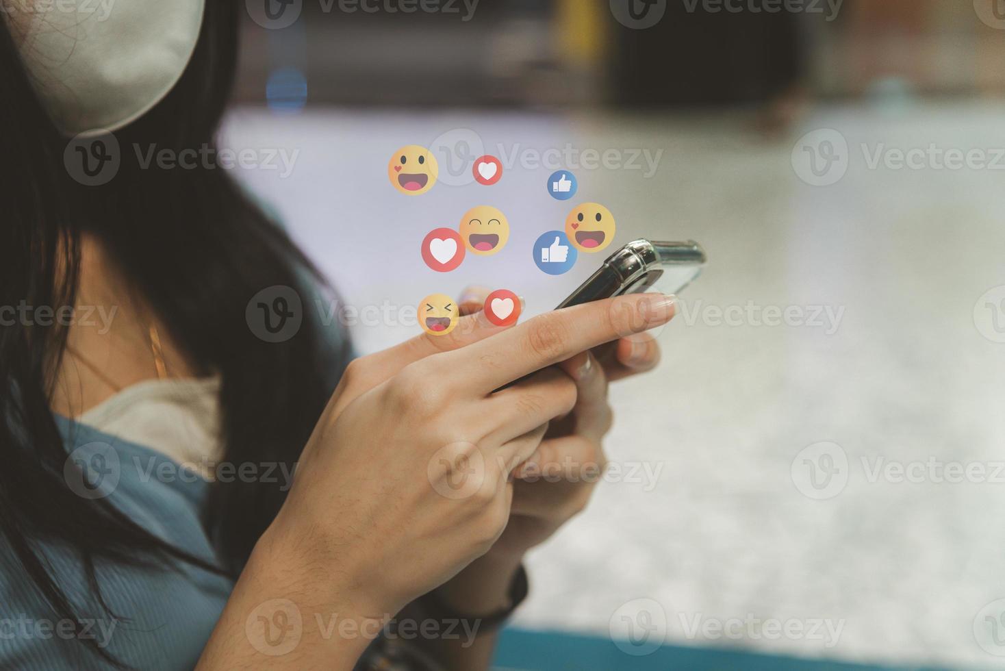 mujer que usa el mensaje de chat de las redes sociales de teléfonos inteligentes móviles y el concepto en línea de Internet de la red de marketing. foto