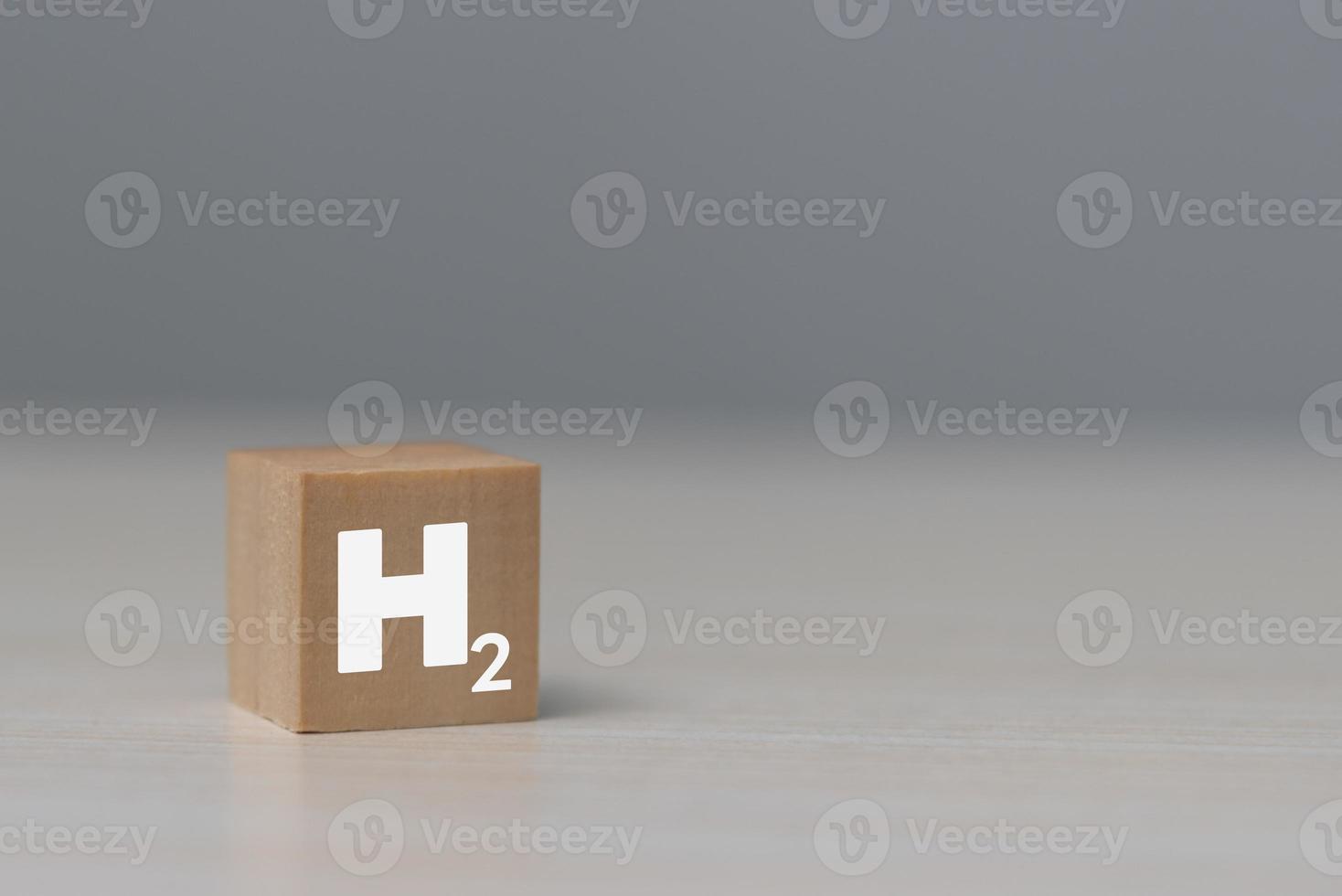 Hidrógeno de bloque de cubo de madera en la mesa. foto