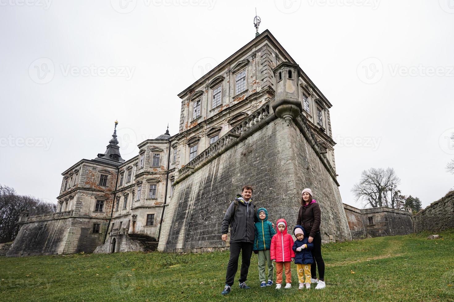 familia con tres hijos visita el castillo de pidhirtsi, región de lviv, ucrania. foto