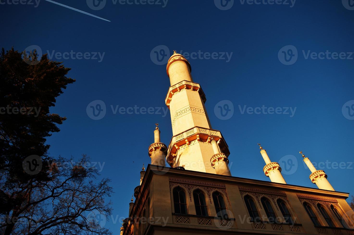 minarete en lednice en un día soleado de otoño en el sur de moravia, república checa, europa. foto
