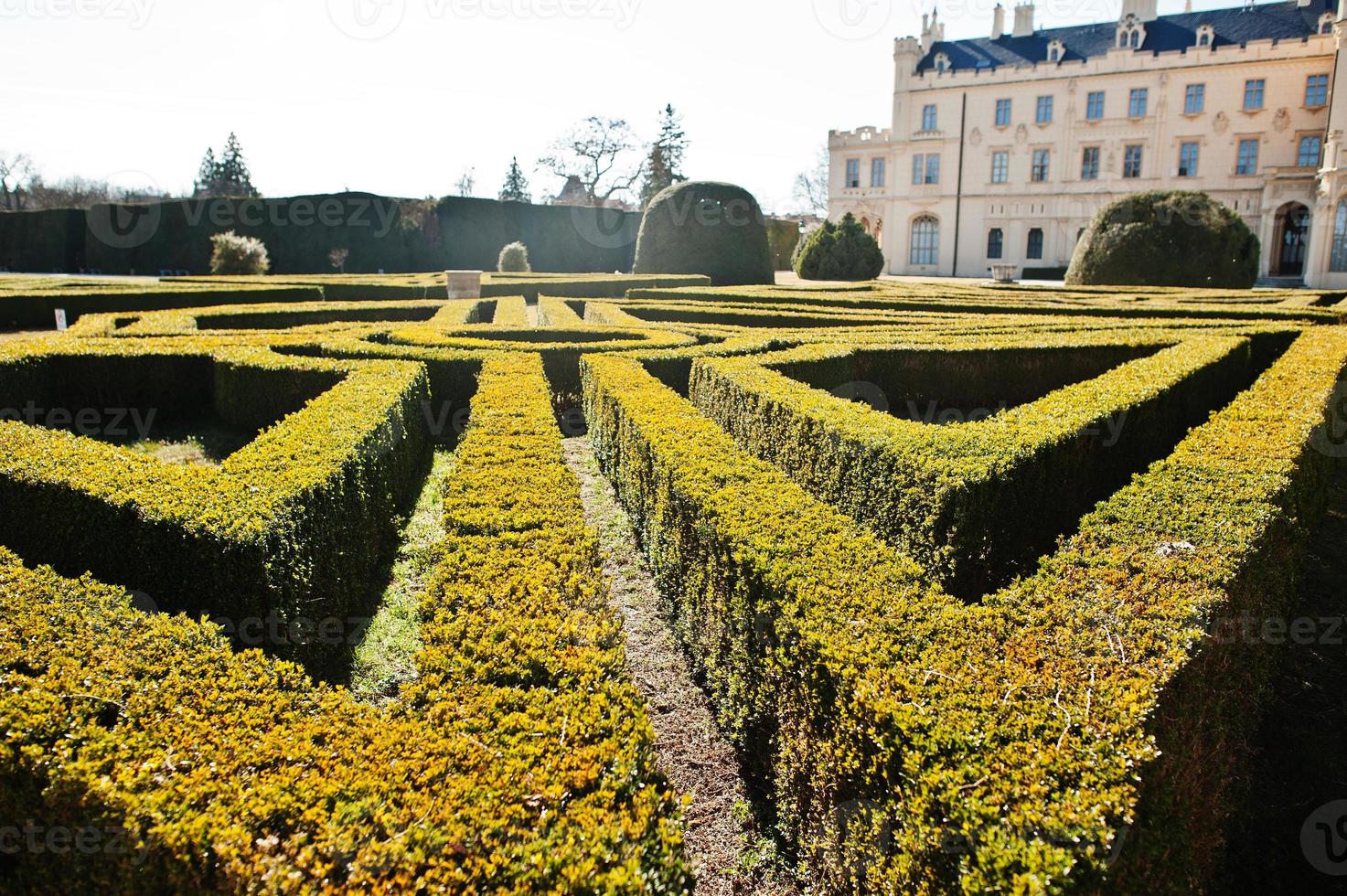 laberinto de arbustos en el castillo de lednice con hermosos jardines y parques en el soleado día de otoño en el sur de moravia, república checa, europa. foto