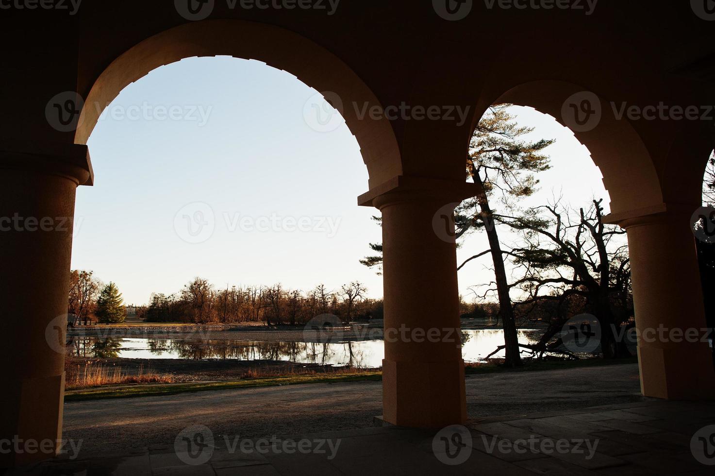 arco del minarete en lednice en el soleado día de otoño en el sur de moravia, república checa, europa. foto