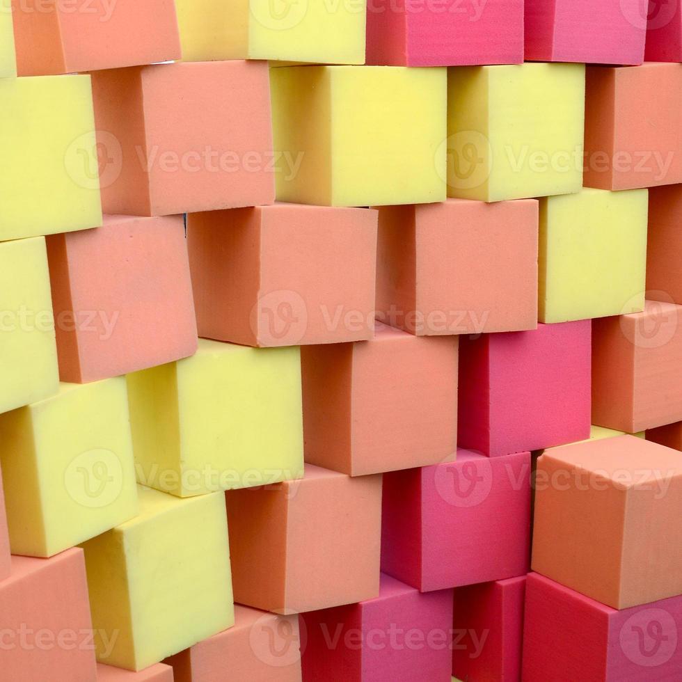 pared de cubos blandos de paralon en piscina seca, cama elástica en el centro infantil foto