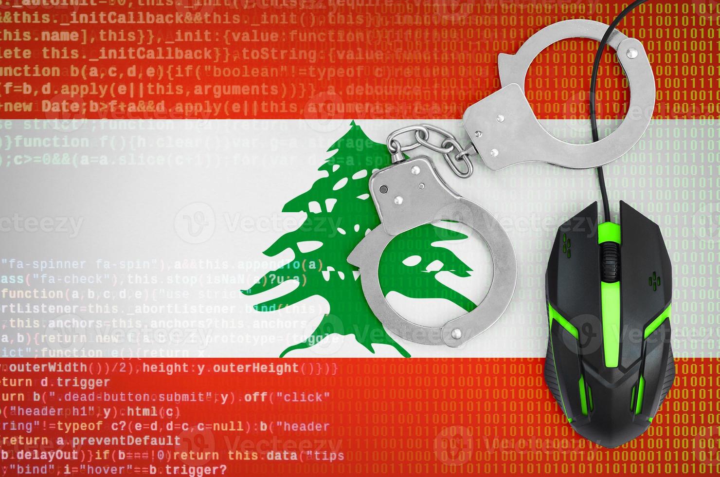 bandera de Líbano y ratón de computadora esposado. lucha contra los delitos informáticos, los piratas informáticos y la piratería foto