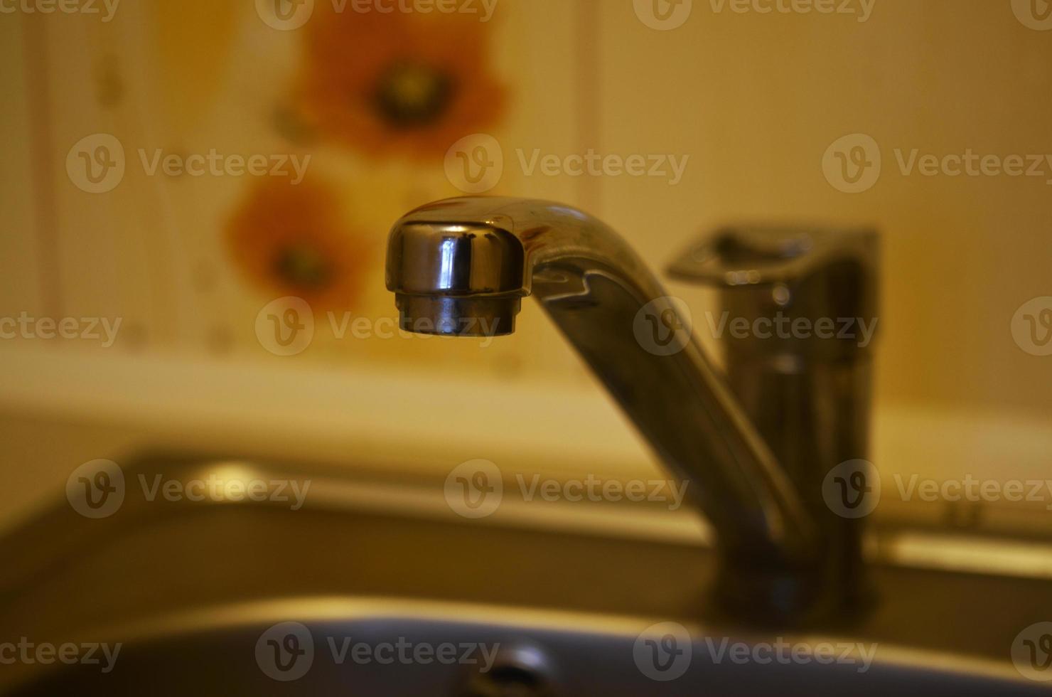 grifo de agua en el fregadero de la cocina foto