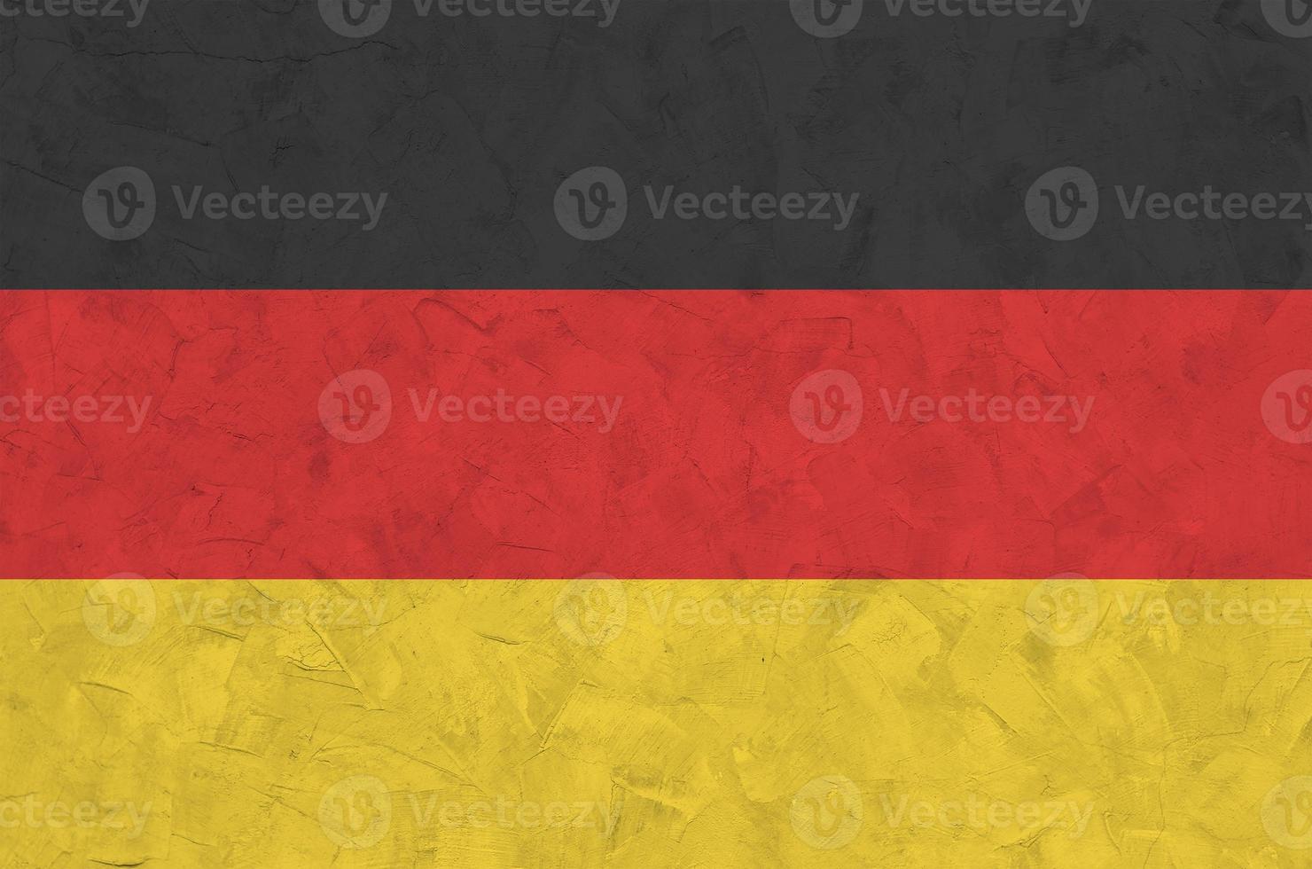 bandera de alemania representada en colores de pintura brillante en la antigua pared de yeso en relieve. banner texturizado sobre fondo áspero foto