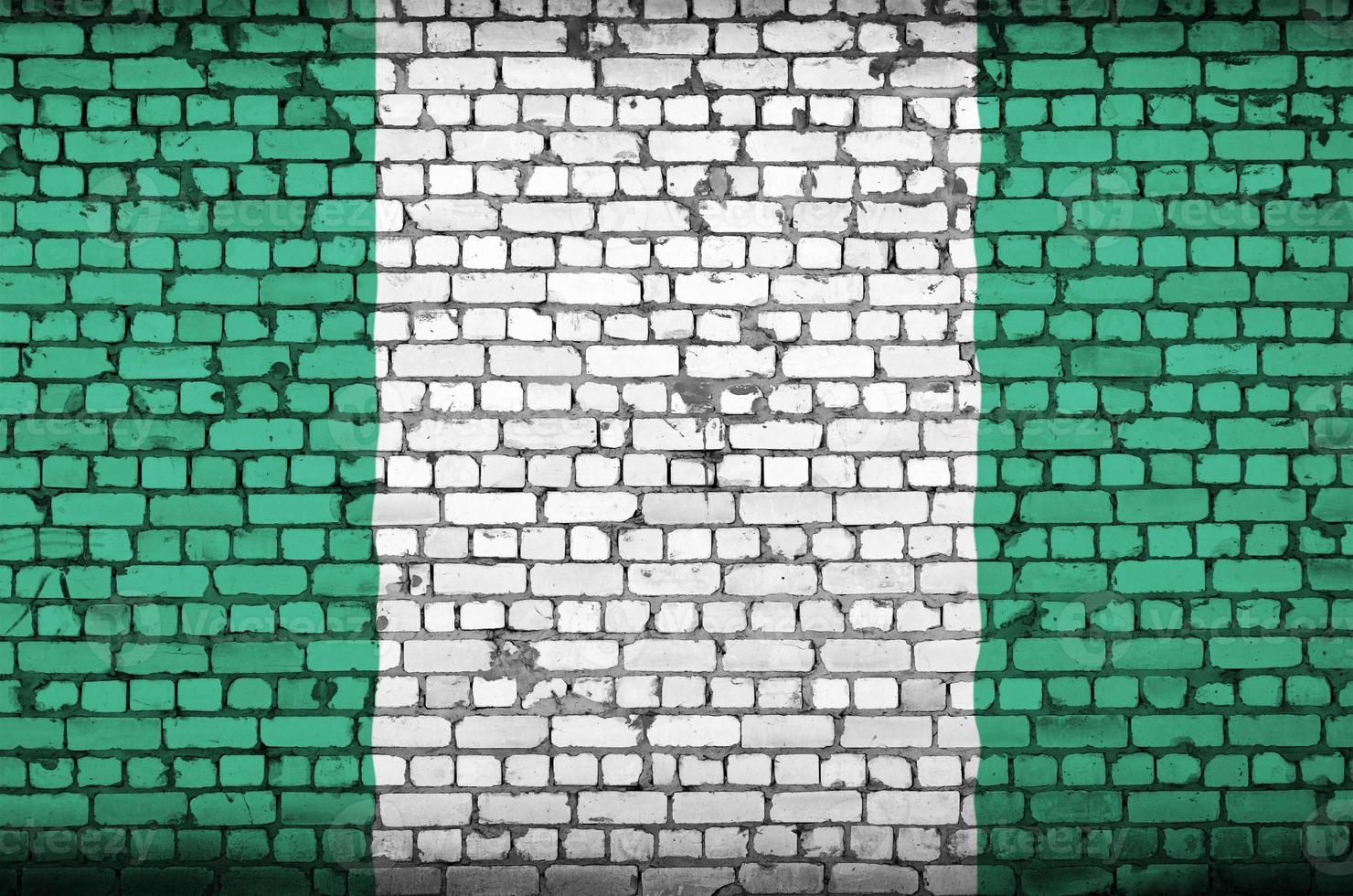 la bandera de nigeria está pintada en una vieja pared de ladrillos foto