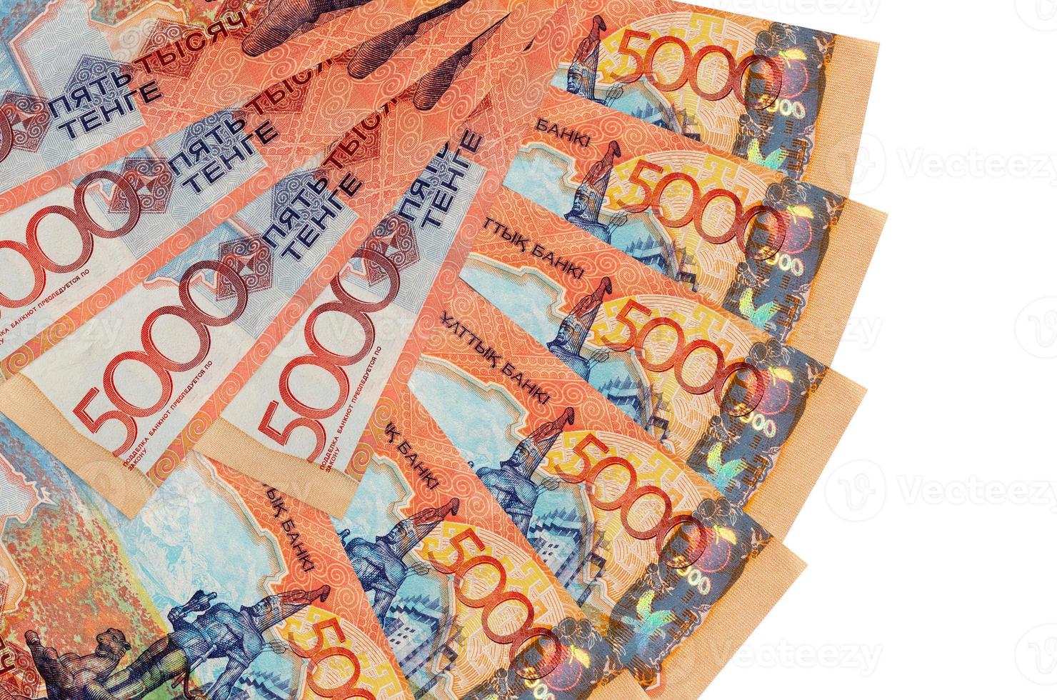 5000 billetes de tenge kazajo se encuentran aislados en fondo blanco con espacio de copia apilado en forma de abanico de cerca foto