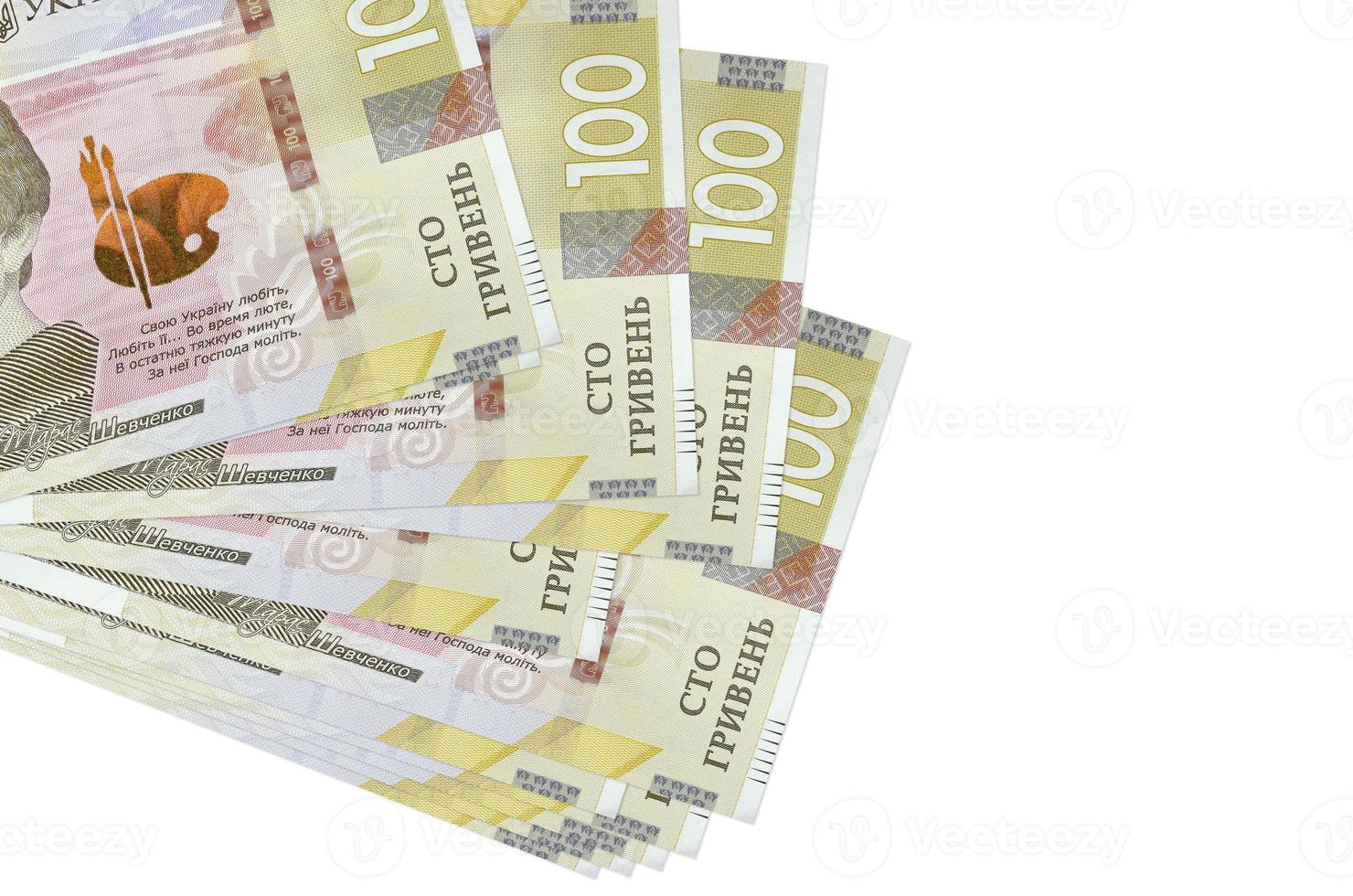 100 billetes de hryvnias ucranianos se encuentran en un pequeño grupo o paquete aislado en blanco. maqueta con espacio de copia. negocios y cambio de moneda foto