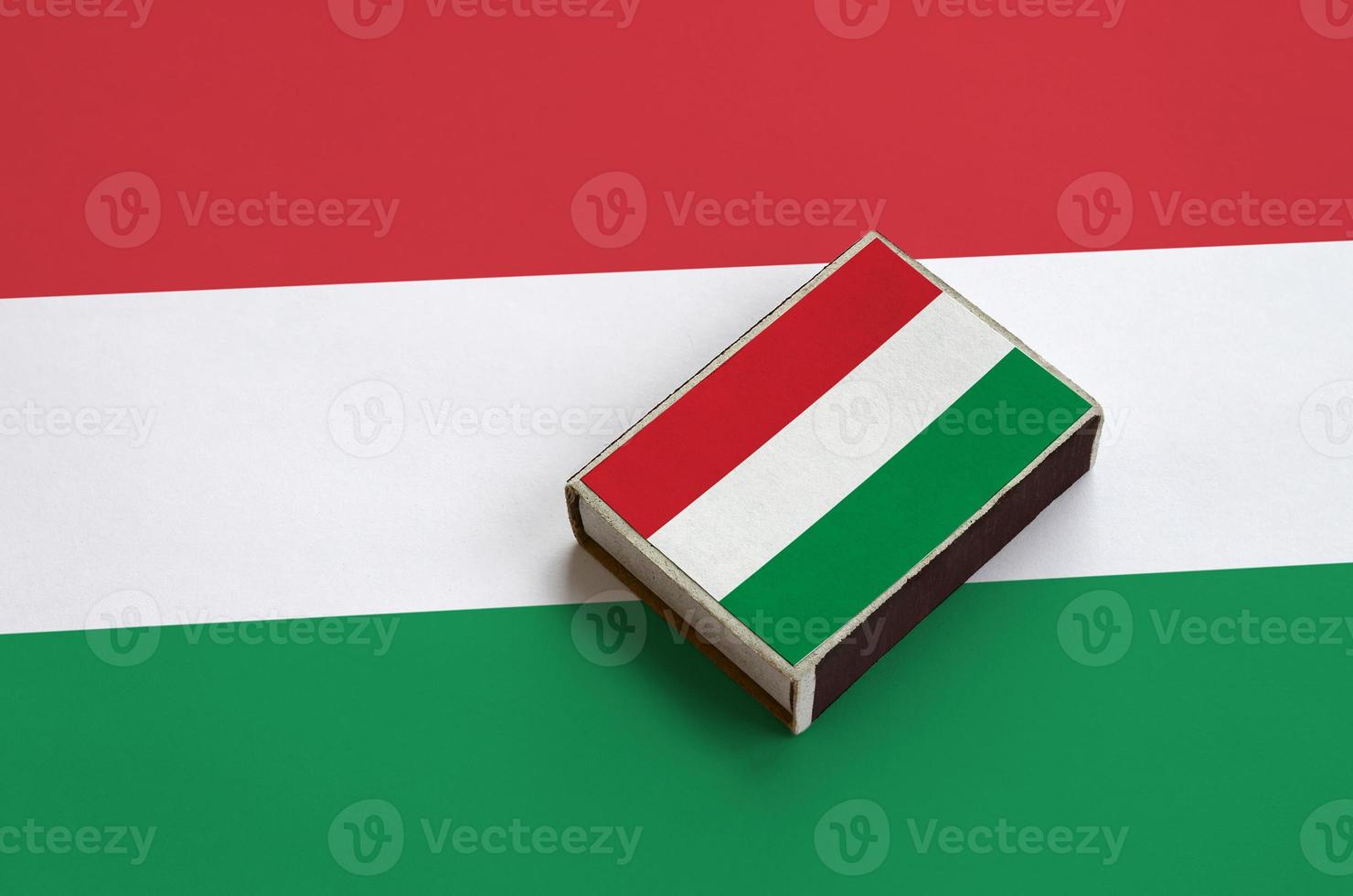 la bandera de hungría está representada en una caja de fósforos que se encuentra en una bandera grande foto