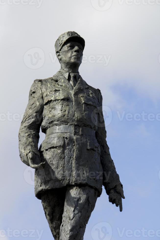 escultura del presidente francés charles de gaulle en parís foto