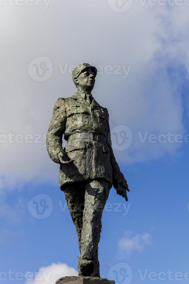 escultura del presidente francés charles de gaulle en parís foto