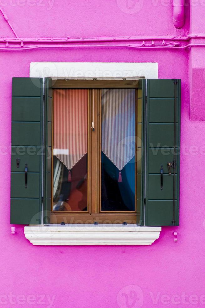 ventana tradicional en la colorida fachada del edificio en la isla de burano, italia foto