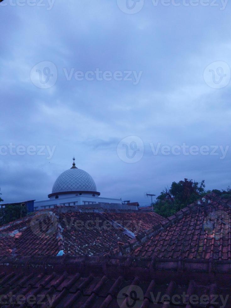 the roof of the mosque and the cloudy weather photo