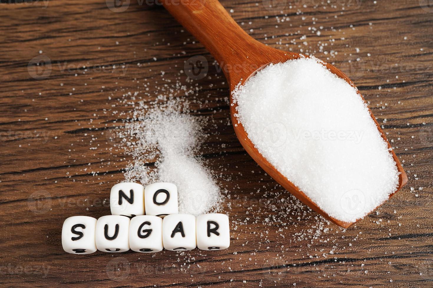 sin azúcar, azúcar granulada dulce con texto, prevención de diabetes, dieta y pérdida de peso para una buena salud. foto