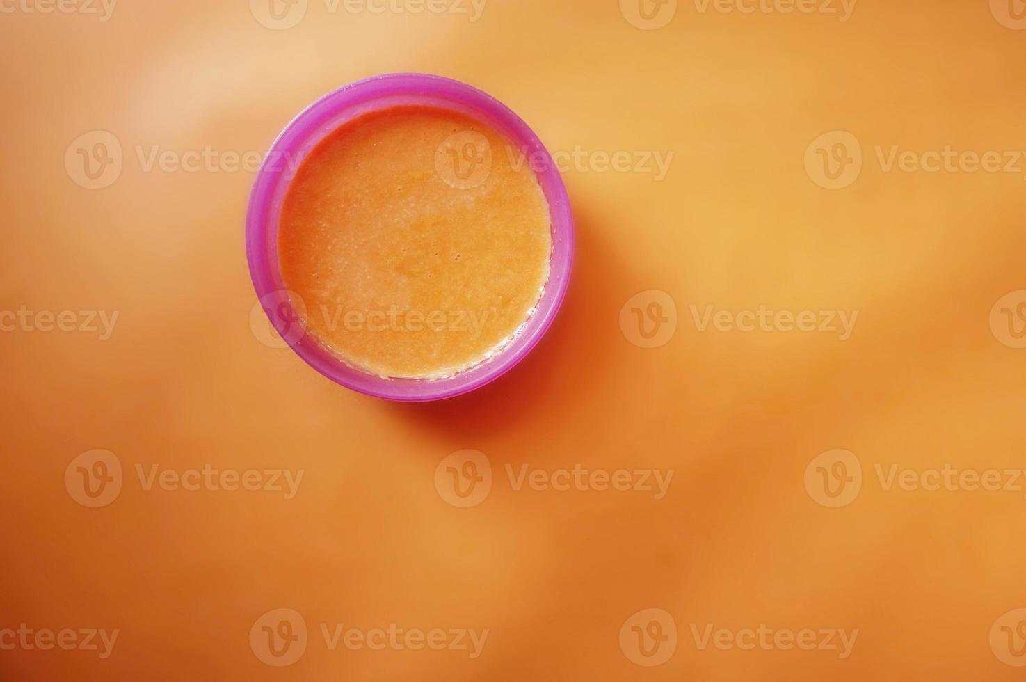 Salchicha de queso aislado sobre fondo naranja foto