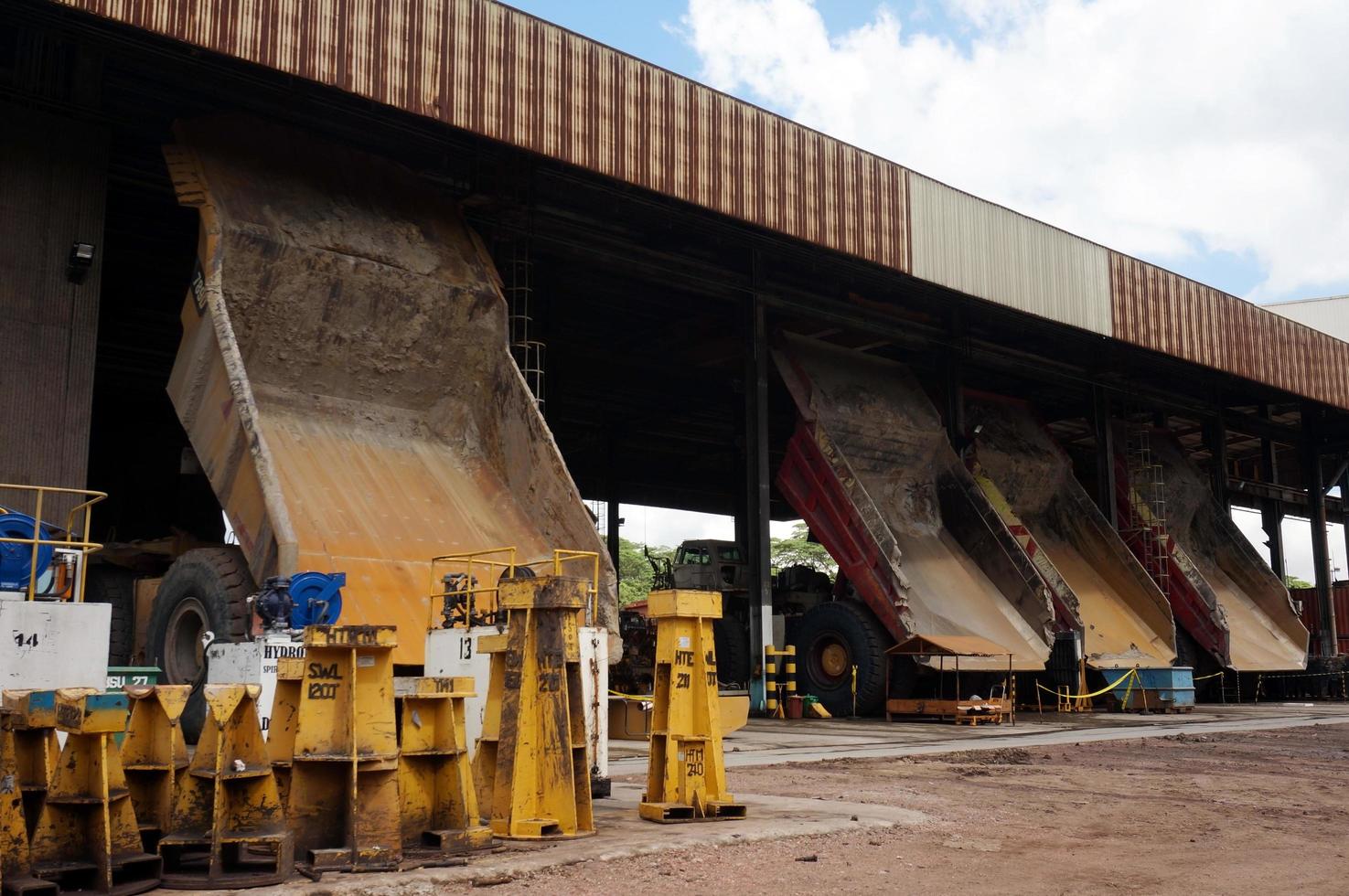 kutai oriental, kalimantan oriental, indonesia, 2022 - mantenimiento de camiones volquete mineros en la caja de servicios técnicos. foto