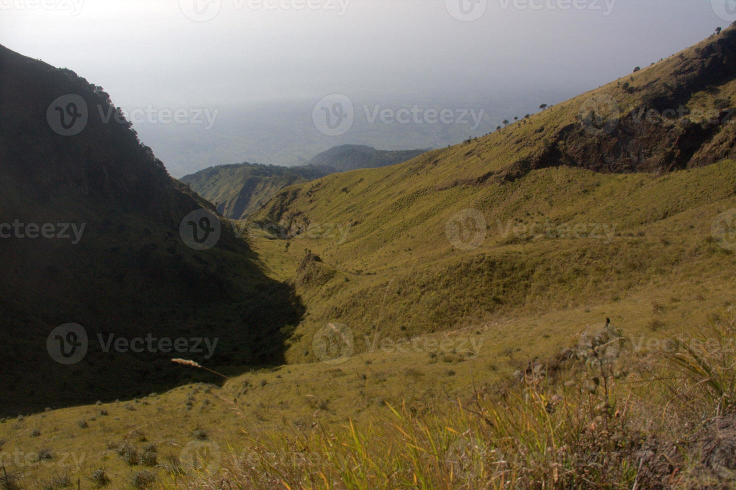 vista desde la ruta de senderismo de la montaña merbabu. java central, indonesia foto