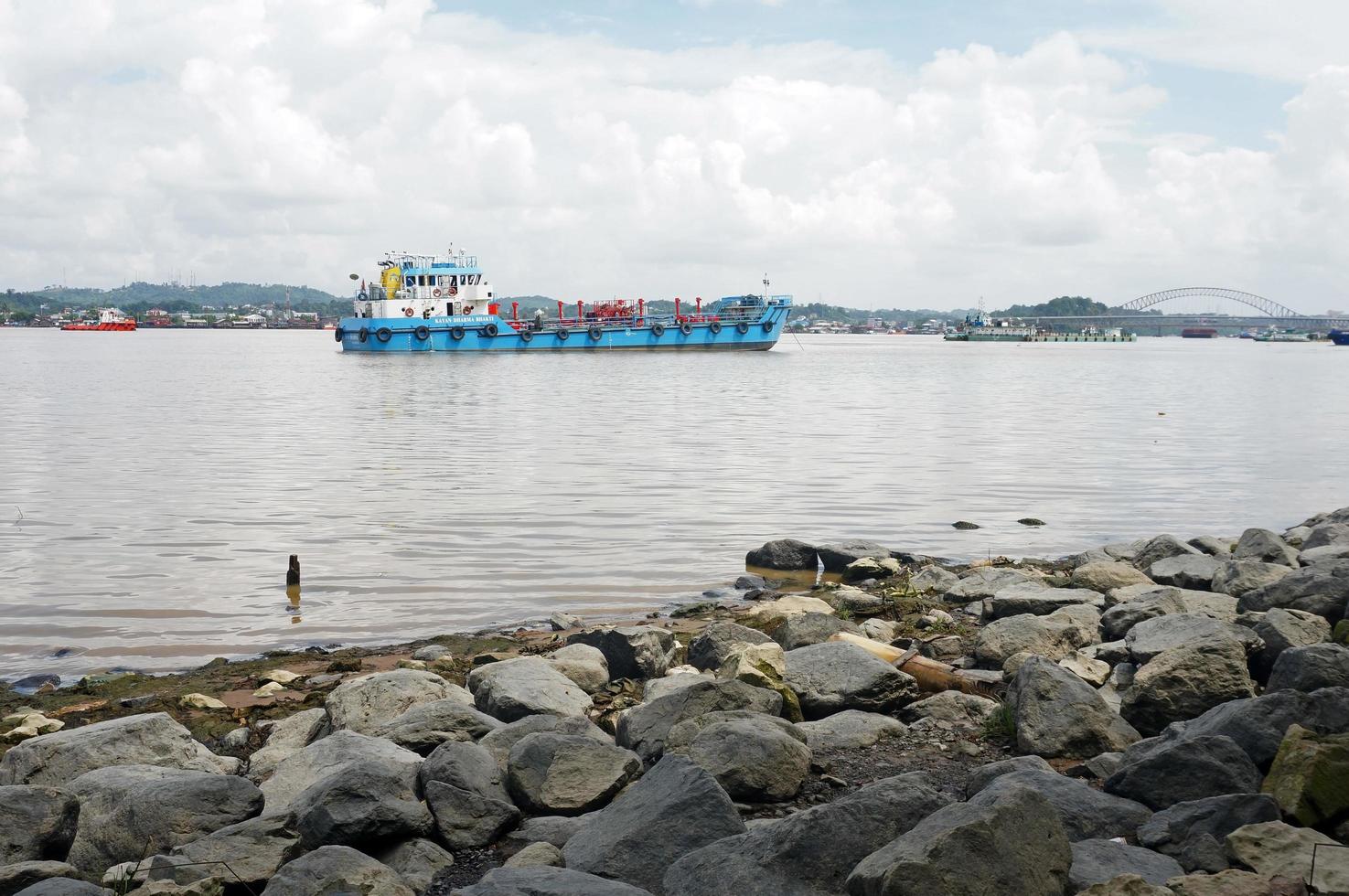 samarinda, kalimantan oriental, indonesia, 2022 - barcazas de transporte de carbón perfectamente alineadas en el río mahakam con foto de enfoque selectivo
