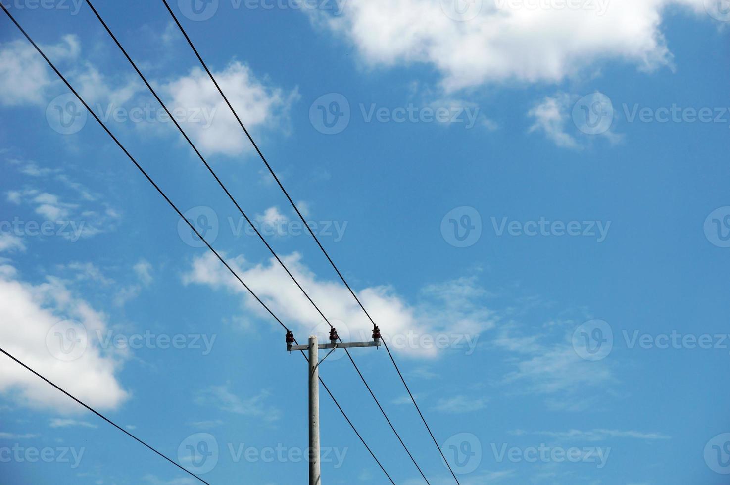 poste eléctrico líneas eléctricas cables eléctricos salientes contra el cielo azul de nubes. foto