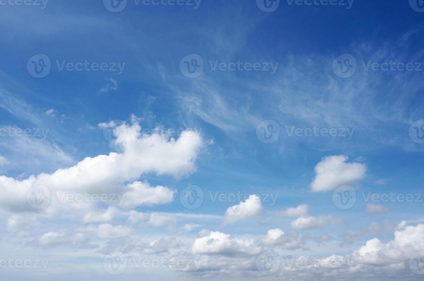 espectacular fondo de cielo azul con nubes blancas foto