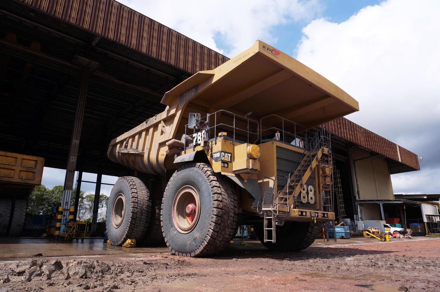kutai oriental, kalimantan oriental, indonesia, 2022 - mantenimiento de camiones volquete mineros en la caja de servicios técnicos. foto