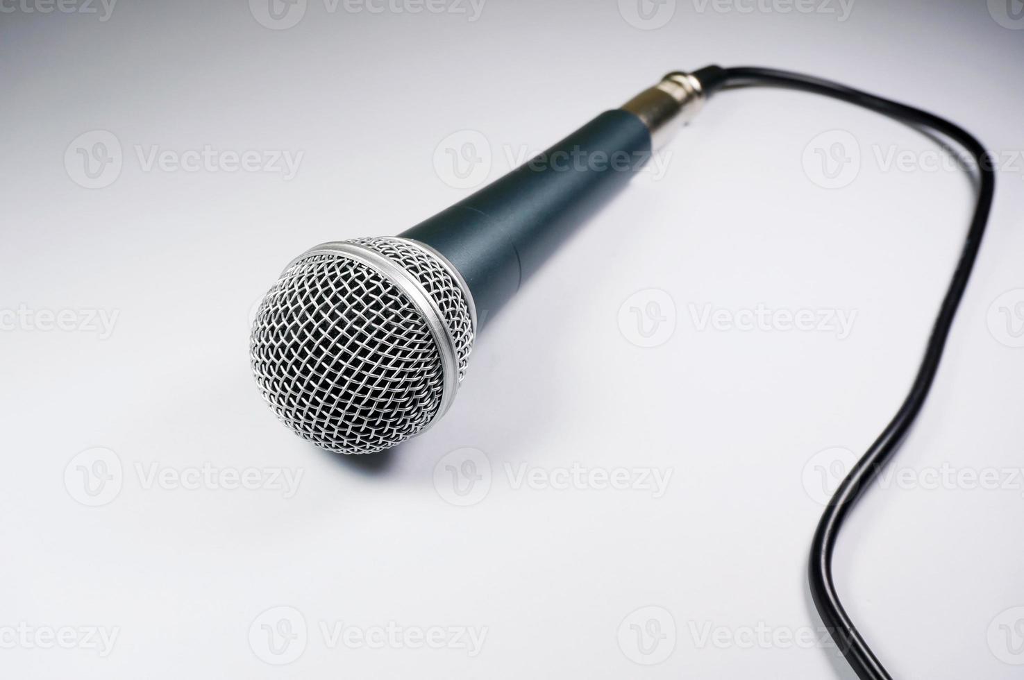 Primer micrófono dinámico aislado sobre fondo blanco. foto