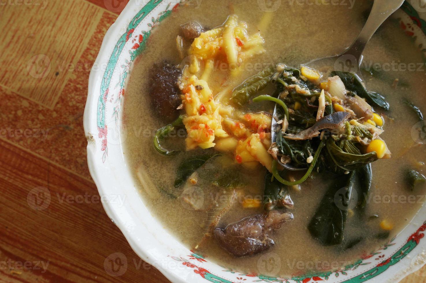 kapurung. kapurung es un origen culinario del sur de sulawesi, indonesia. kapurung elaborado con sagú, verduras y pescado. foto