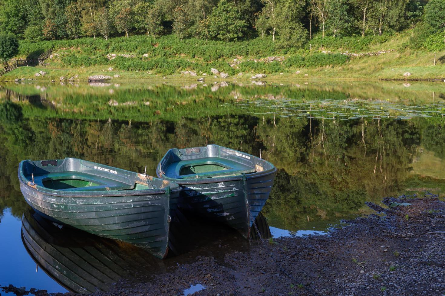 Botes de remos amarrados en watendlath tarn en el distrito de los lagos de Cumbria foto