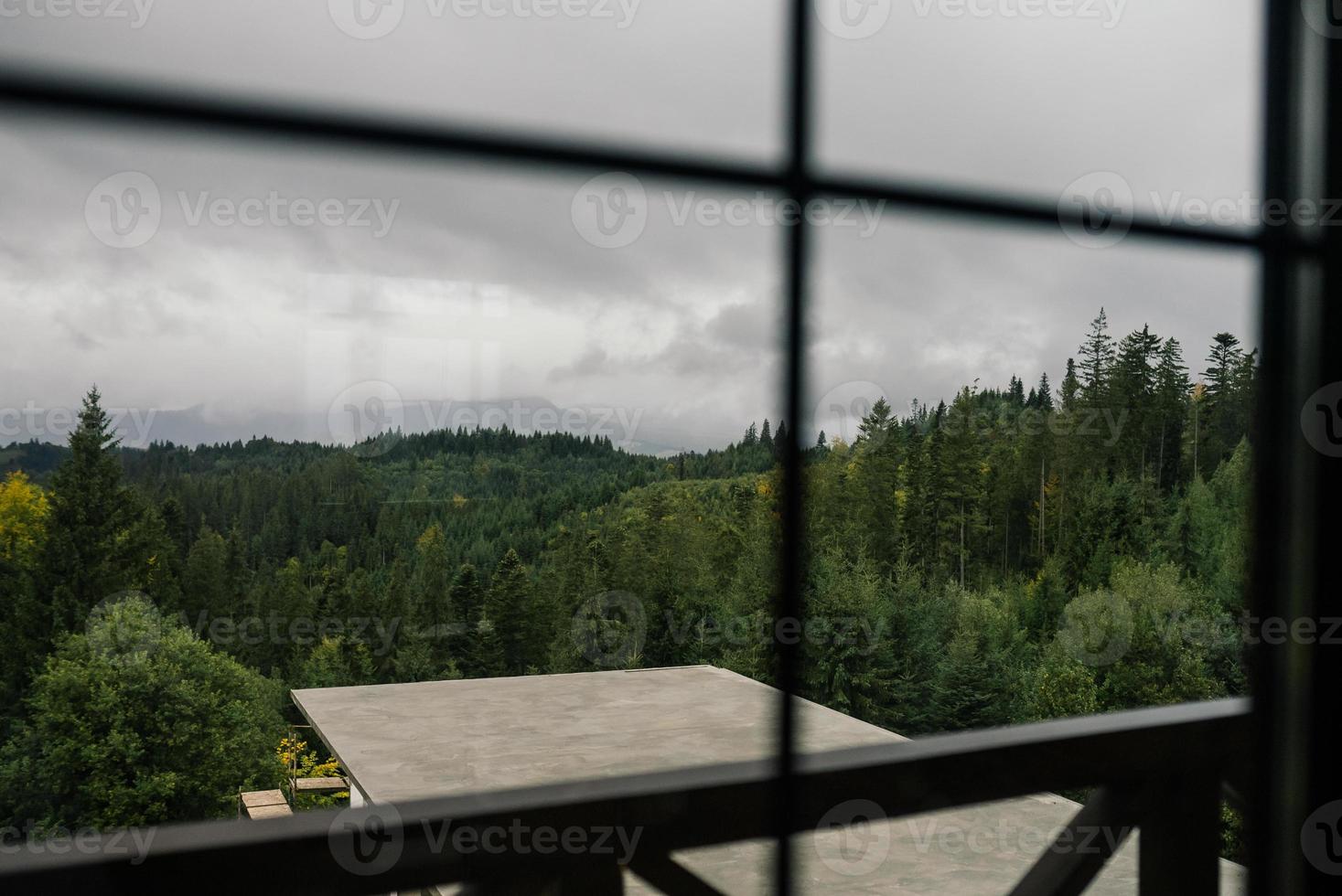 vista del bosque de montaña a través de la ventana foto