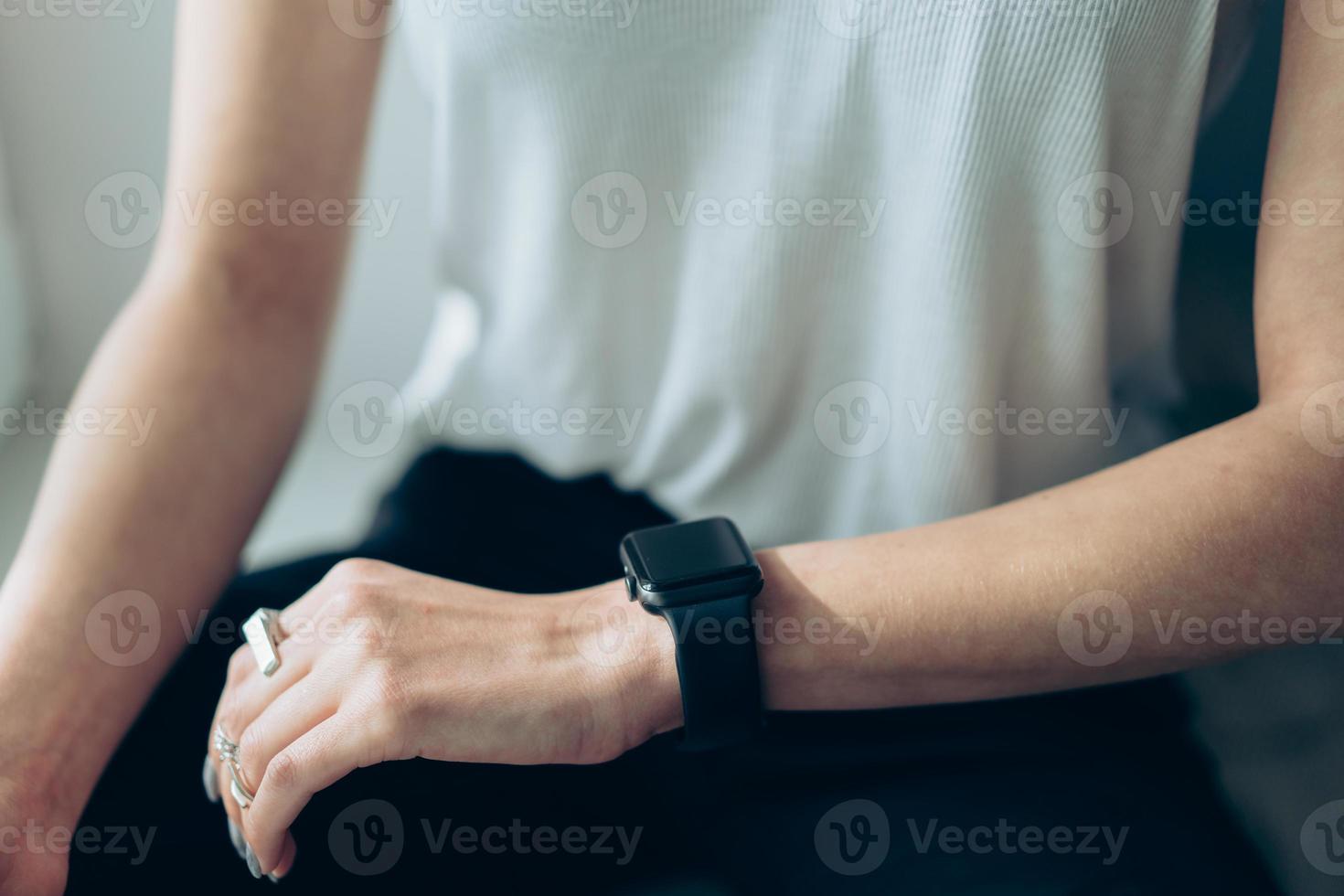 chica delgada con un reloj inteligente en el brazo foto