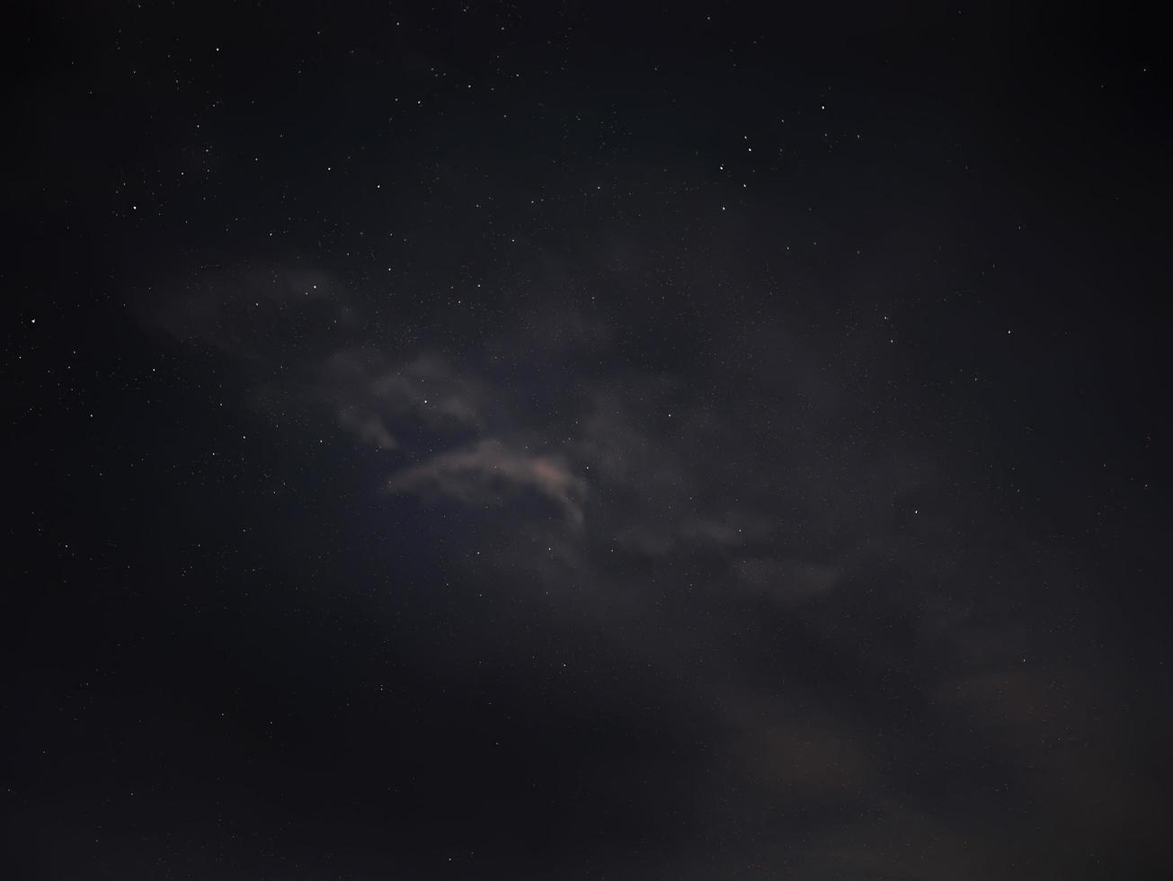 vista de ángulo bajo del cielo estrellado nocturno y polvo espacial en el universo, cosmos, fondo oscuro, toma nocturna de la constelación foto