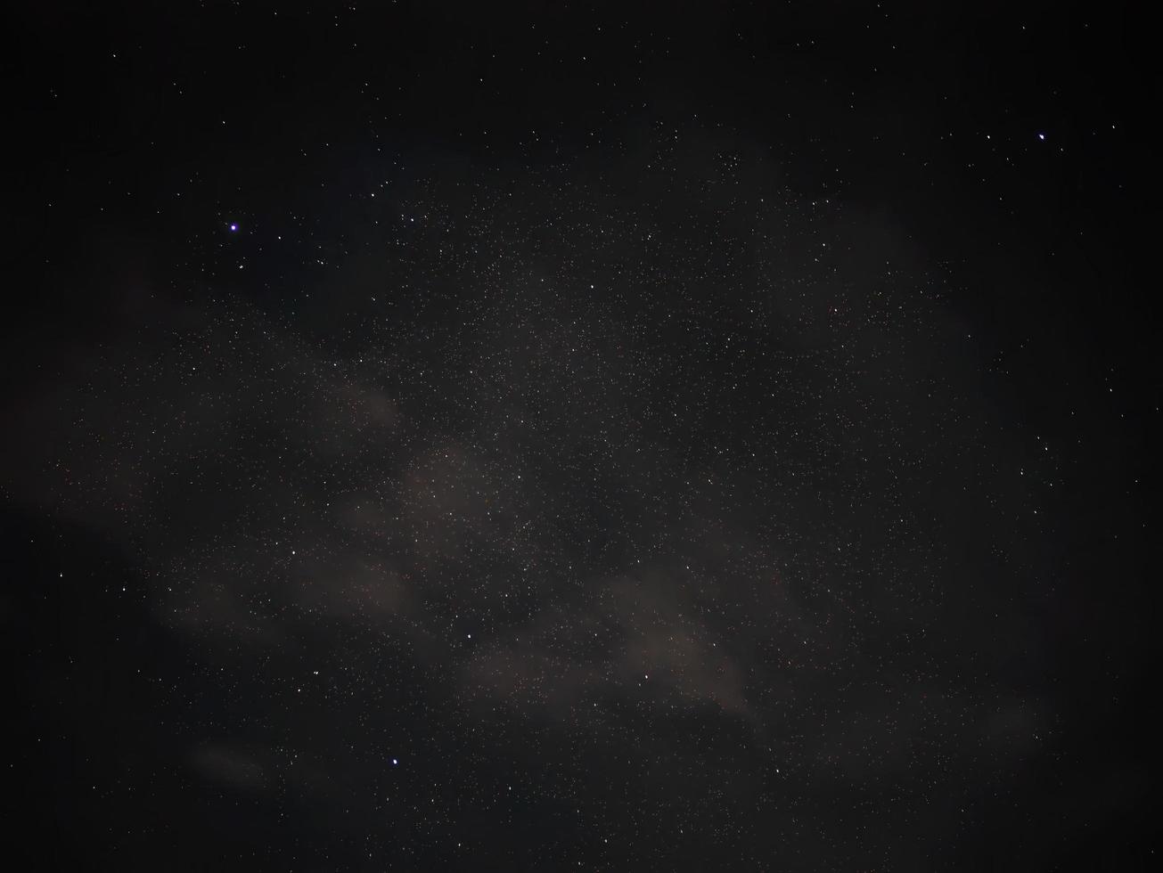 vista de ángulo bajo del cielo estrellado nocturno y polvo espacial en el universo, cosmos, fondo oscuro, toma nocturna de la constelación foto