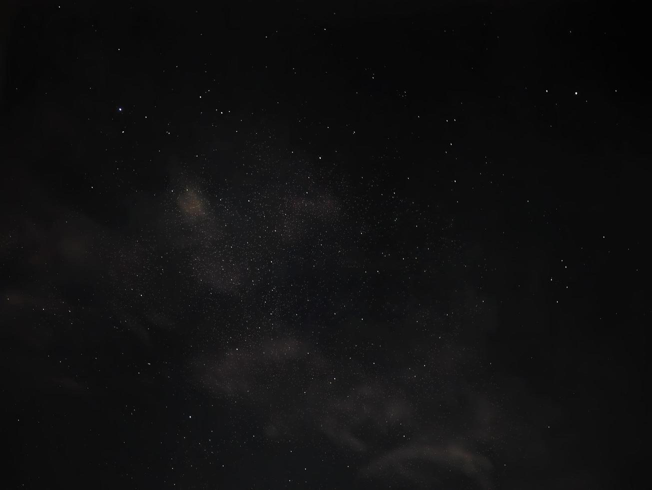 vista de ángulo bajo del cielo estrellado nocturno y polvo espacial en el universo, cosmos, fondo oscuro, toma nocturna de la constelación foto