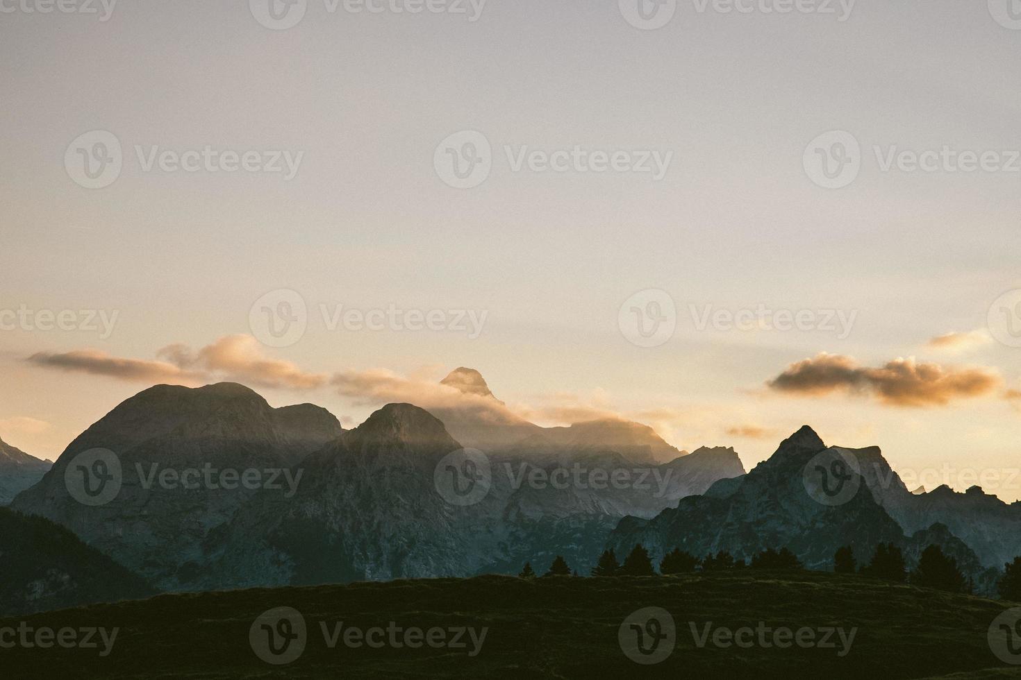 puesta de sol en las montañas foto