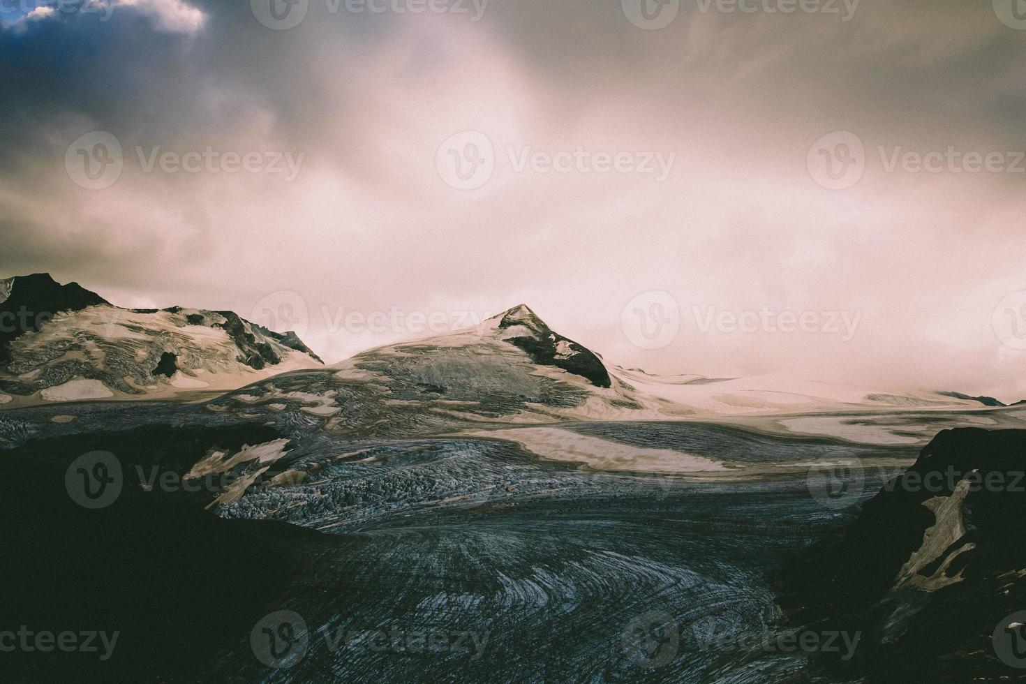 paisaje con nubes y montañas nevadas foto