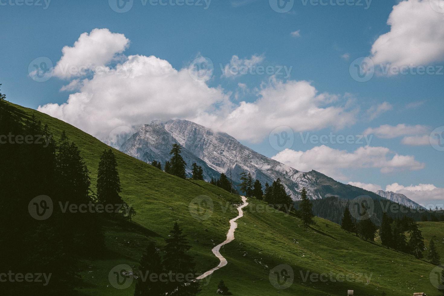 un camino entre montañas en el verano foto