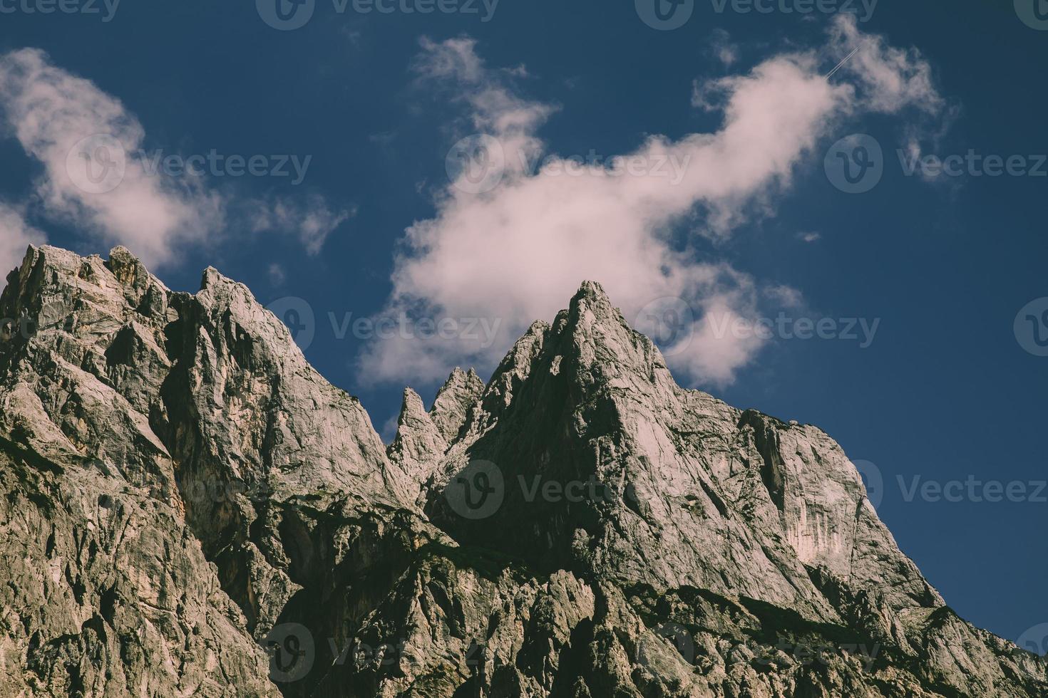 un paisaje en las montañas con algunas nubes foto