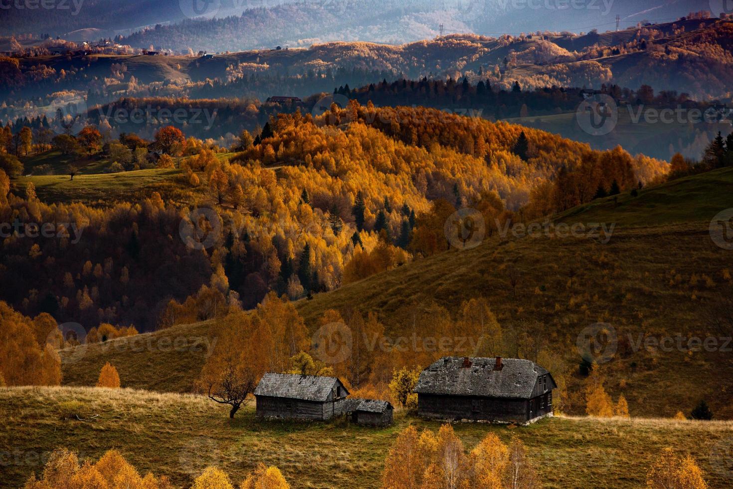 un encantador paisaje montañoso en los cárpatos, rumania. naturaleza otoñal en brasov, europa foto