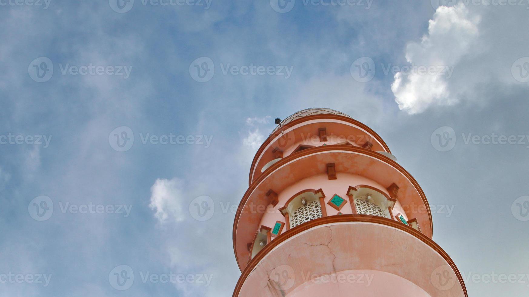 torre de la mezquita vista desde abajo con el cielo azul en el fondo foto