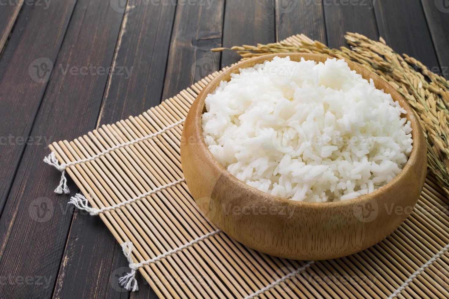 primer plano de arroz blanco o arroz jazmín en un tazón de madera foto