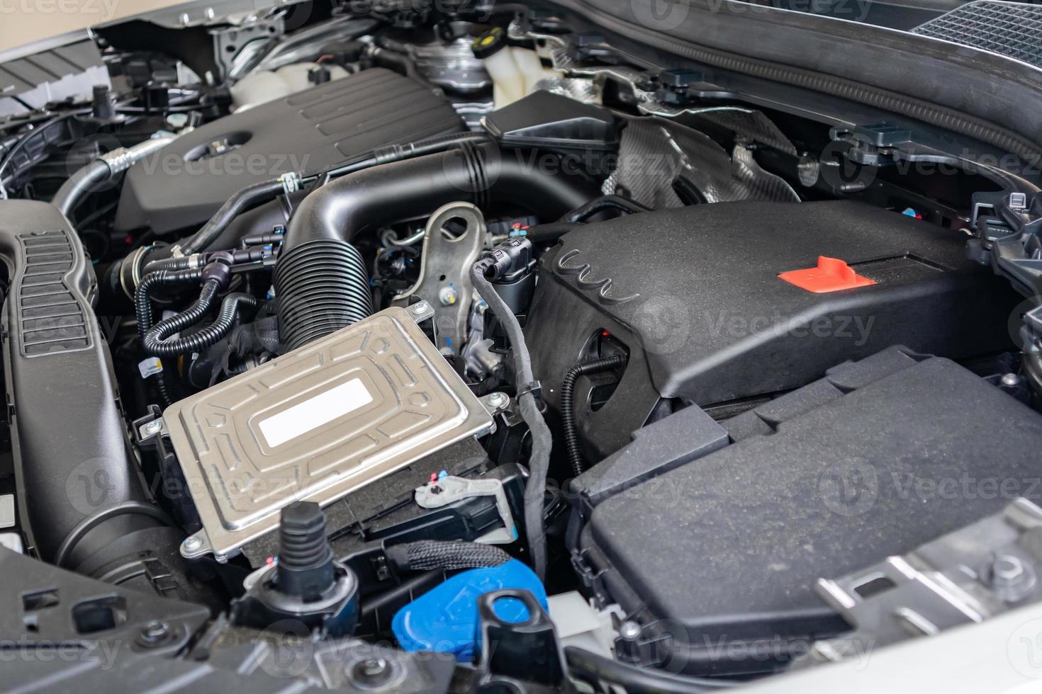 motor de coche moderno bajo el capó cerrar detalle foto