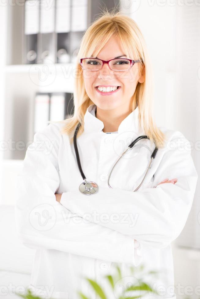 sonriente joven doctora foto