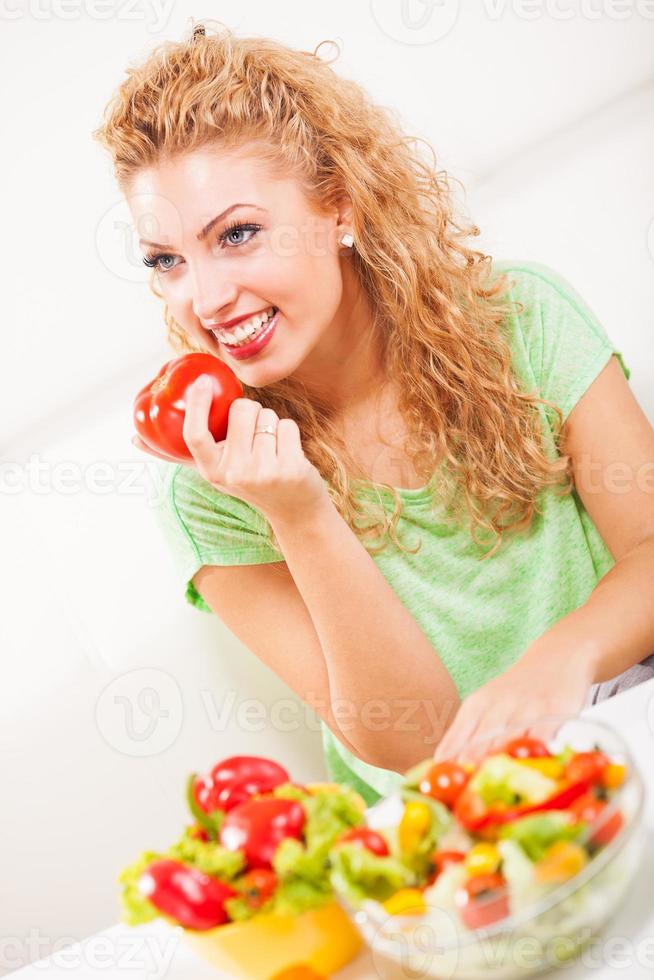 mujer joven con tomate foto