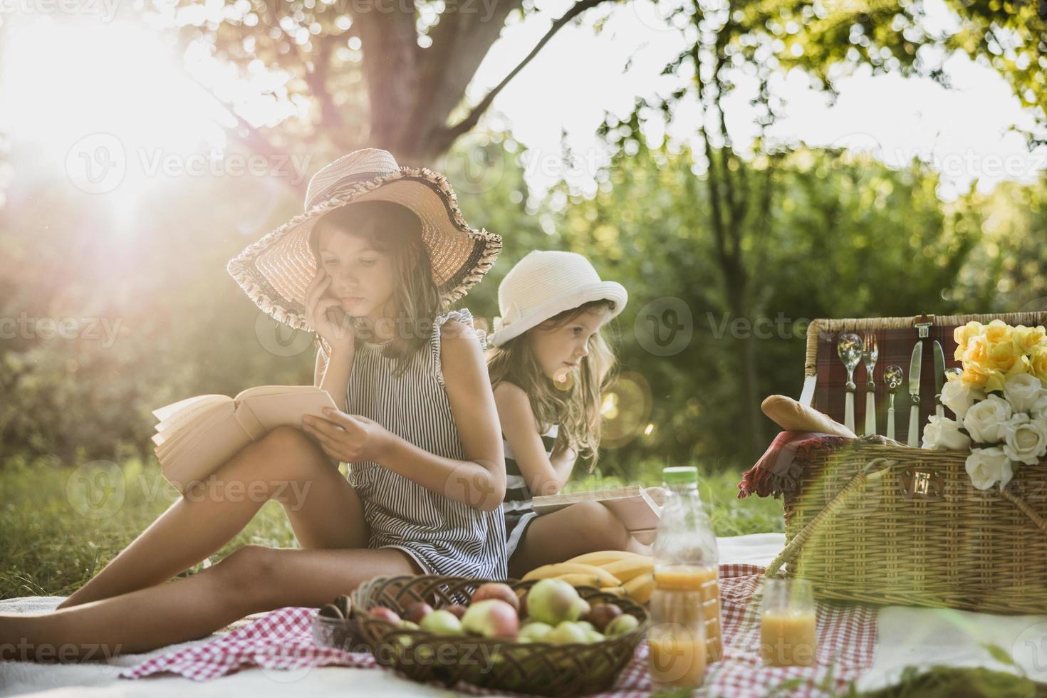 dos hermanas divirtiéndose en el parque y disfrutando de un día de picnic foto
