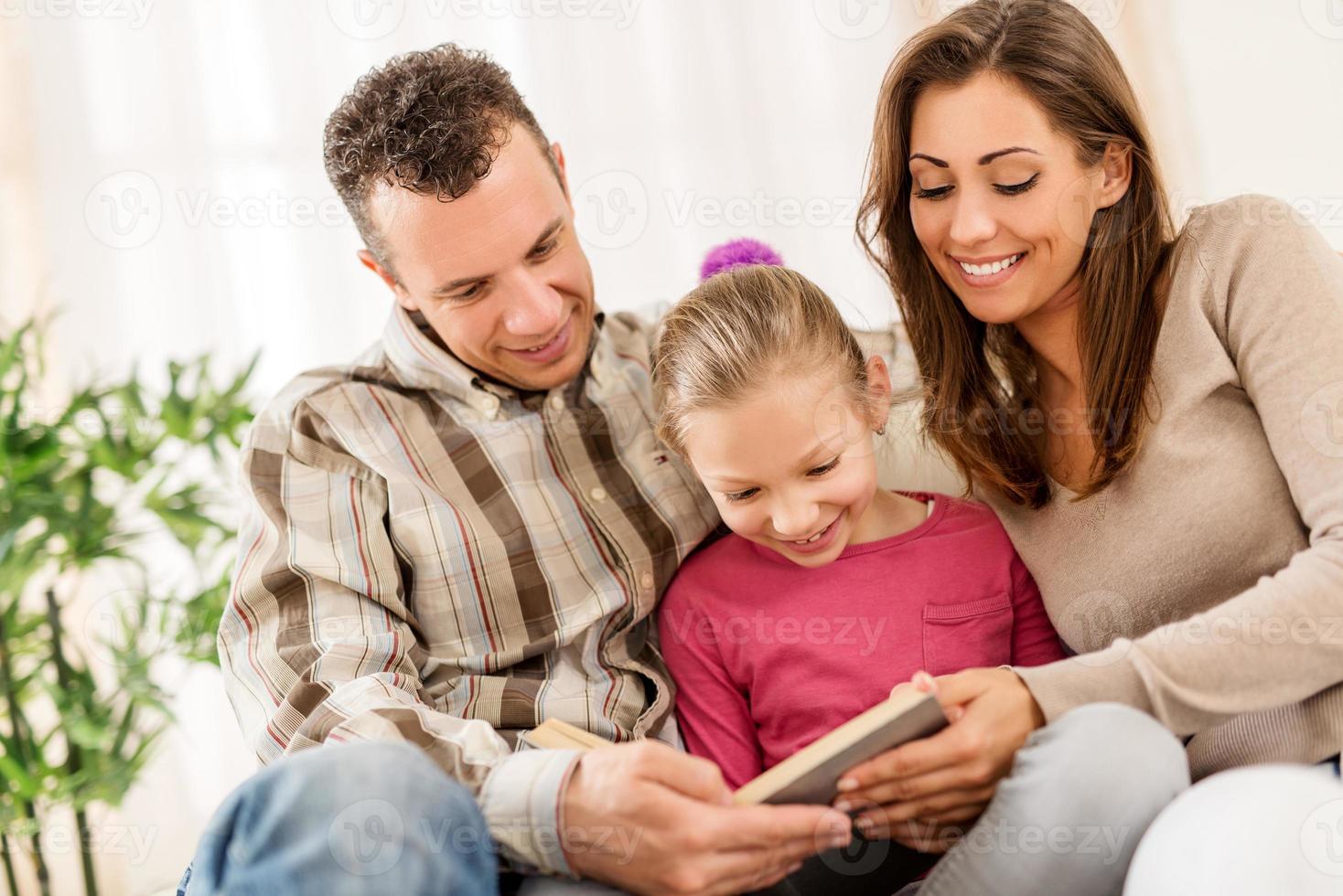 familia feliz en casa foto